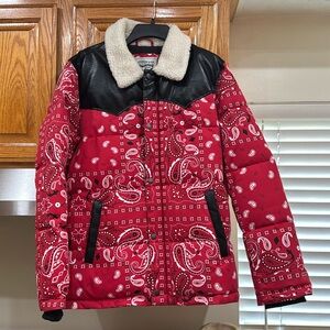 MEN’s Levi’s Bandana pattern puffer jacket in size SMALL (38-40)